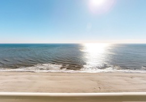 19th Floor Oceanfront Snowbird Friendly Condo w/ Shared Pool/Hot Tub, AC, WiFi