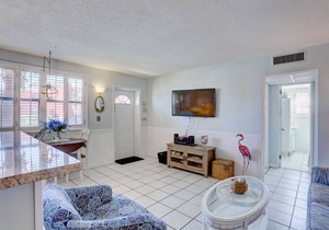 🐚 Gulf Winds Ground-Floor Condo — Beachy Vibes & Easy Access