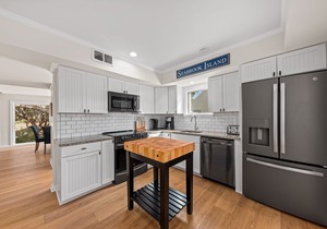Spinnaker Beach House! Golf Course Views! Pet Friendly! Amenity access included
