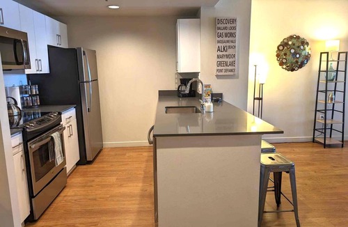 Downtown Seattle Apartment | 1 Block to Pike Pl Market ~ View Balcony ~ Easy Walk to Stadium - HUGE unit!