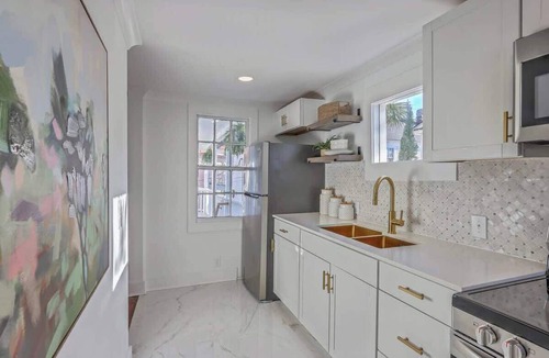 Cannonborough Elliotborough Apartment | 1880's Charleston Single. One Bedroom with parking