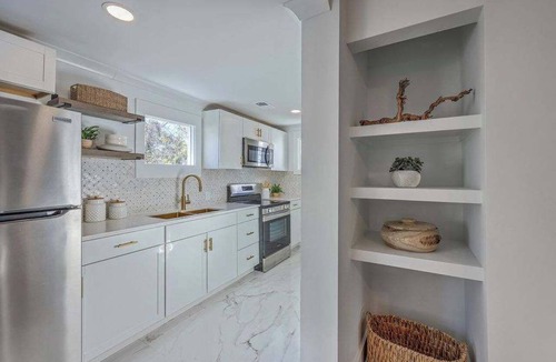 Cannonborough Elliotborough Apartment | 1880's Charleston Single. One Bedroom with parking
