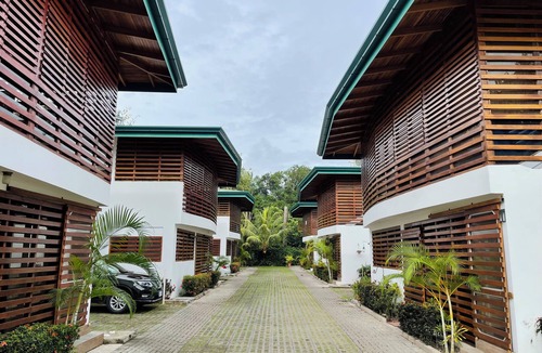 Naranjo House | 2-Suite Villa, 200 Meters from Quiet Beach, Fast Internet, Pool, Parking