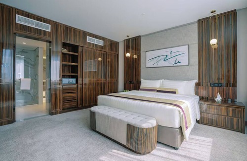 Al Muraqqabat Hotel | 2 Units | Urban Dubai Adventure | Fountain, Burj Khalifa & Downtown Walks