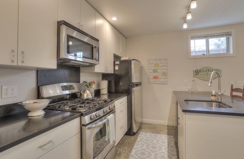Ballard House | 2bed-2bath Ballard Courtyard Apartment Walk to Old Ballard! Restaurants nearby!
