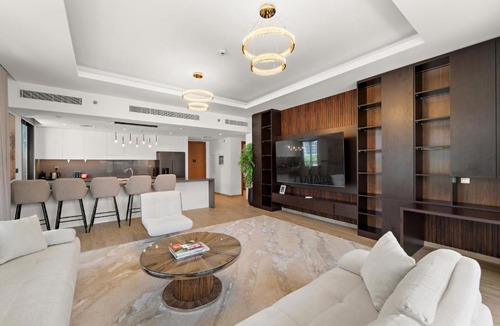 Al Wasl Apartment | 3BR Central Park, Prime Dubai Location