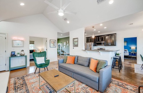 Dripping Springs House | 4 2 Firepit hot tub Scenic Views L2 EV Charger
