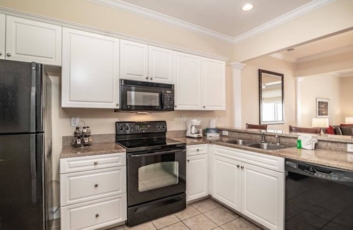 Litchfield by the Sea Hotel | 4 Bright Family Suites + Private Beach Access & Lazy River near Brookgreen