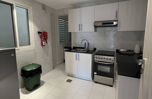 Al Maabilah Apartment | 5 دقائق إلى المنتزه الترفيهي! شقة عائلية مع غرفة ألعاب وتراس