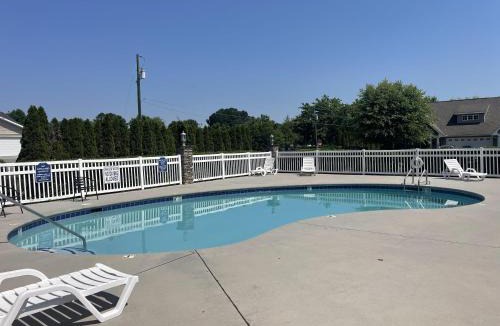 Pigeon Forge House | A Happy Cottage - LESS THAN 1 MILE FROM PARKWAY