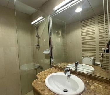 Al Wahdah Hotel | Abu Dhabi City Private Room Late Check out 2pm
