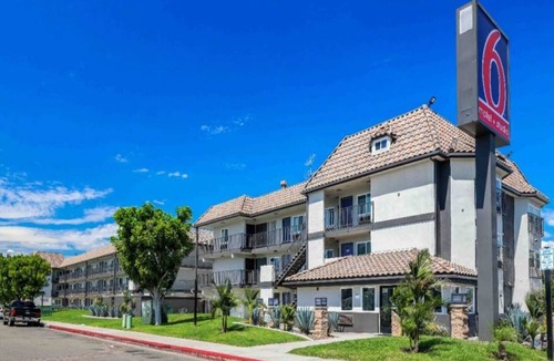 Central Escondido Apartment | ADA|2 Beds|RI Shower|Micfridge