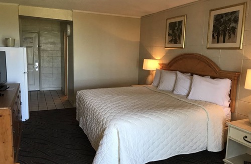 Downtown Myrtle Beach Hotel | Admiral Motor Inn