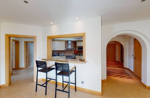 Palm Jumeirah Apartment | Al Dabas Beach Views, 3BD Sleeps 6, Beachfront