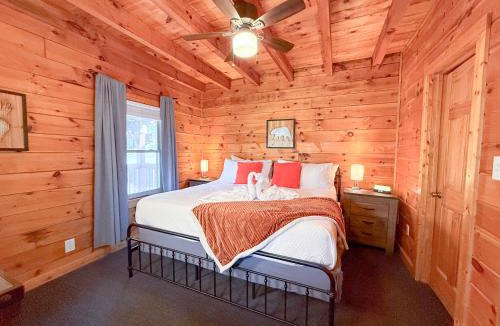 Pigeon Forge Ski Chalet | All you need for Summer! Spacious Cabin, 3min to Town, Grill, Pool, Fast Wifi, Seasonal Decor