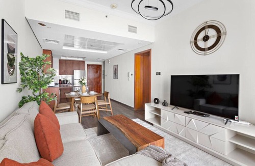 Jumeirah Lake Towers Apartment | Amazing 1BR with Lake View