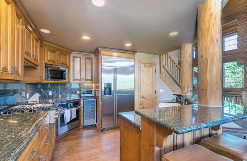 Mountain Village House | Amazing Days Lodge - 6 Bdrms, Ski-In-Ski-Out, Epic Views, Hot Tub, Firepit!