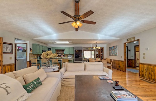 Wiley House | Amazing Spacious & Cozy Lake House on Lake Burton w/Boat Access! Dog Friendly!