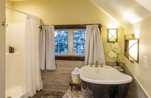 Newmanstown Bed & Breakfast | Amish Farm Retreat - Daily Pastries, Sunset Views & Cozy Private Suite