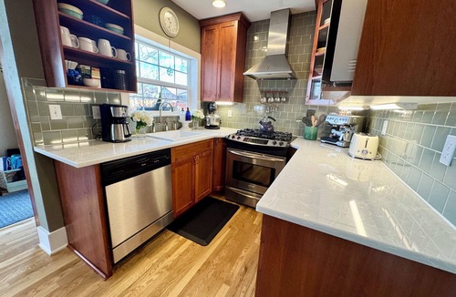 Central Colorado Springs House | Award Winning Downtown 1923 Bungalow Pikes Peak, Garden of the Gods & Hot Tub!⭐️