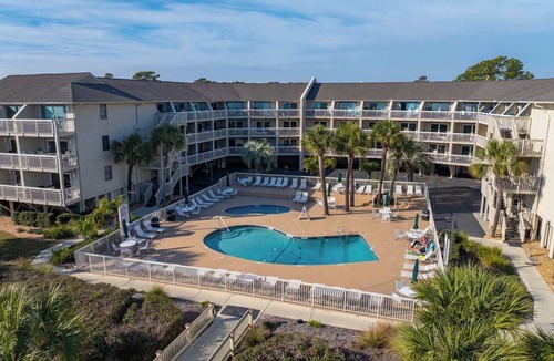 North Forest Beach Condo | Beachfront Condo at Coligny | Pool View + Balcony