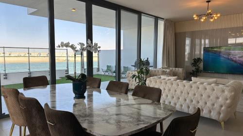 Dubai Villa | Beachfront Villa with Heated Private Pool & Jacuzzi