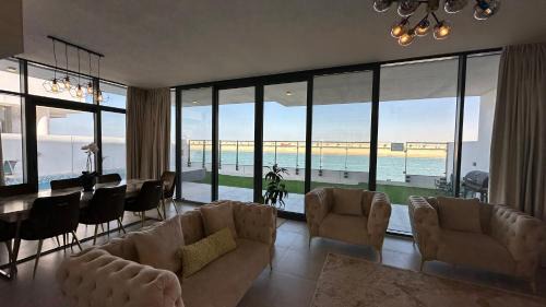 Dubai Villa | Beachfront Villa with Heated Private Pool & Jacuzzi