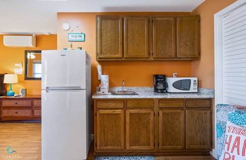 Isle of Palms Condo | Beachy Isle of Palms Studio Condo only 1 Block From BEACH. King Bed!