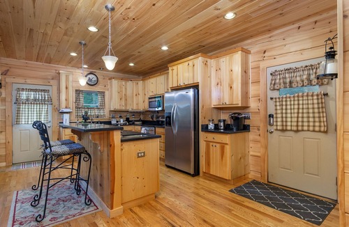 Spruce Pine Cabin | Bear Creek Cabin! Hot Tub+Fire Pit, Fireplace, Mtn Lodge, Private, WiFi, Grill!