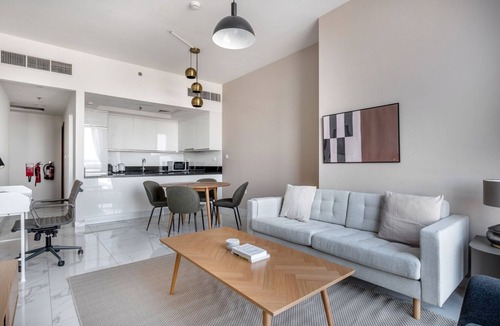 Business Bay Apartment | Blueground | Business Bay, pool, nr Canal