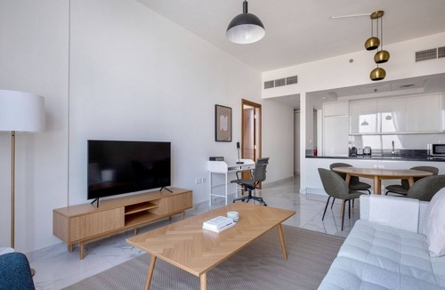 Business Bay Apartment | Blueground | Business Bay, pool, nr Canal