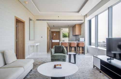 Palm Jumeirah Apartment | Blueground | The Palm Jumeirah, pool, nr Atlantis