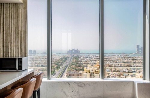 Palm Jumeirah Apartment | Blueground | The Palm Jumeirah, pool, nr Atlantis