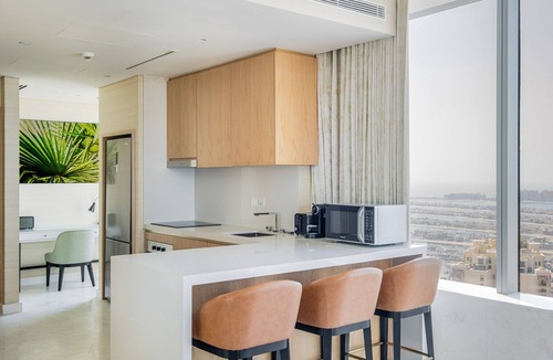 Palm Jumeirah Apartment | Blueground | The Palm Jumeirah, pool, nr Atlantis