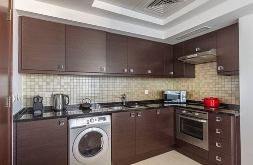Trade Center Apartment | Blueground | Trade Centre 1, jacuzzi, nr Dubai Mall