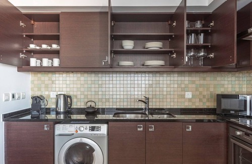 Trade Center Apartment | Blueground | Trade Centre 1, jacuzzi, nr Dubai Mall