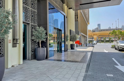 Bur Dubai Apartment | Blueground | Za'abeel 2, pool, nr Dubai Frame