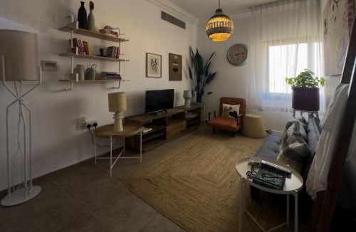 Abu Dhabi Apartment | Boho Chic 1BHK Near Yas Saadiyat and City Center