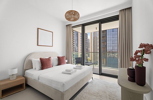 Dubai Apartment | Bright and Elegant 2 BD with Creek Views