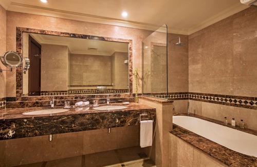 Al Aqah Hotel | Bright Room Close to the Snorkeling Fun Getaway – Stunning Garden Views Await