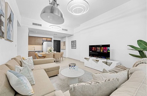 Downtown Dubai Apartment | Bright & Spacious 2BR in Paramount Business Bay