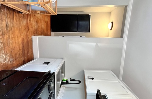 Burton Cottage | Cardinal Cottage - Sleeps 4 - Great Location!