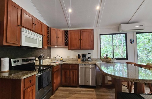 Quepos House | Casa Macaw Jungle Cabin w/Private Pool & AC