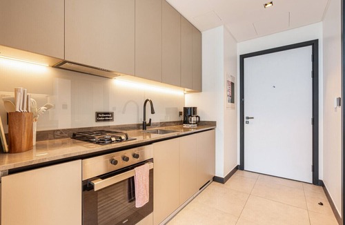Business Bay Apartment | Central Modern Studio w/Floor to Ceiling Windows