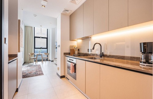 Business Bay Apartment | Central Modern Studio w/Floor to Ceiling Windows