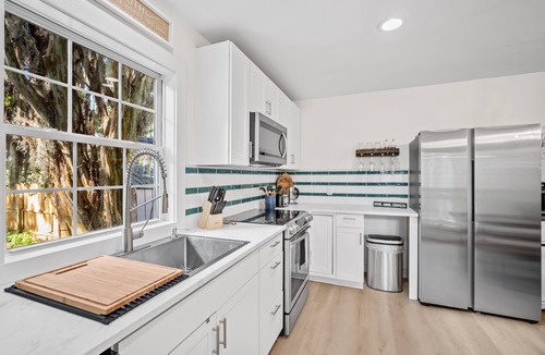 Port Royal Cottage | Charming 2-bedroom cottage with Screened Porch, BBQ and Fire-pit in Port Royal