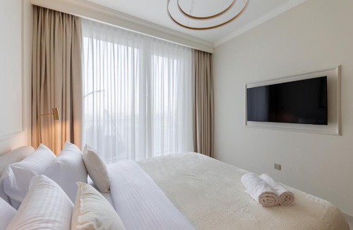 Dubai Marina Apartment | Chic 1BR Sea View, Palace Beach Residence