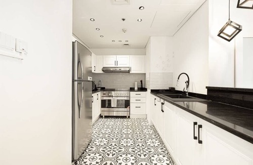 Jumeirah Lake Towers Apartment | Chic 1BR with Stunning Lake Views