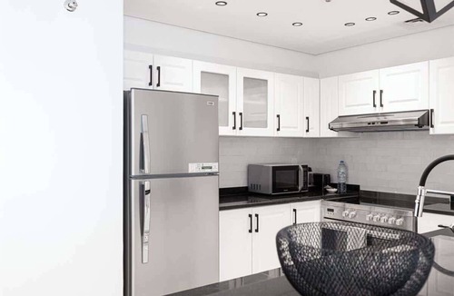 Jumeirah Lake Towers Apartment | Chic 1BR with Stunning Lake Views