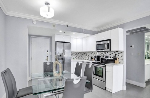 Mid Beach Apartment | Chic 3 Bedroom Condo by the Sea with Resort Amenities, Pools and Gym 715